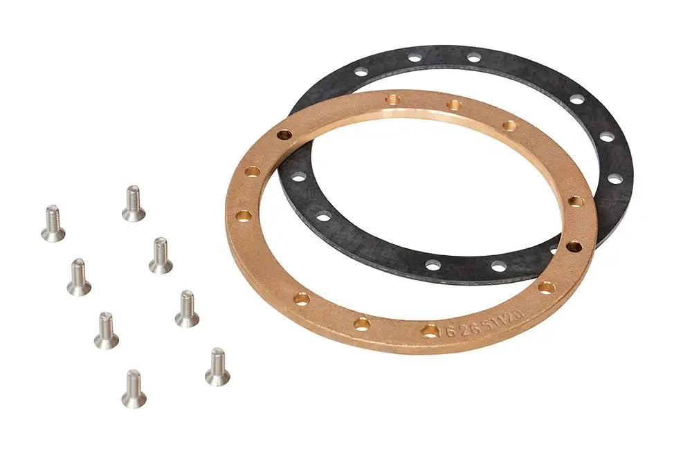 Flanschringe in Schwarz und Bronze mit mehreren Löchern. Dazu gehören verschiedene Schrauben. Produkt von Grünbeck.